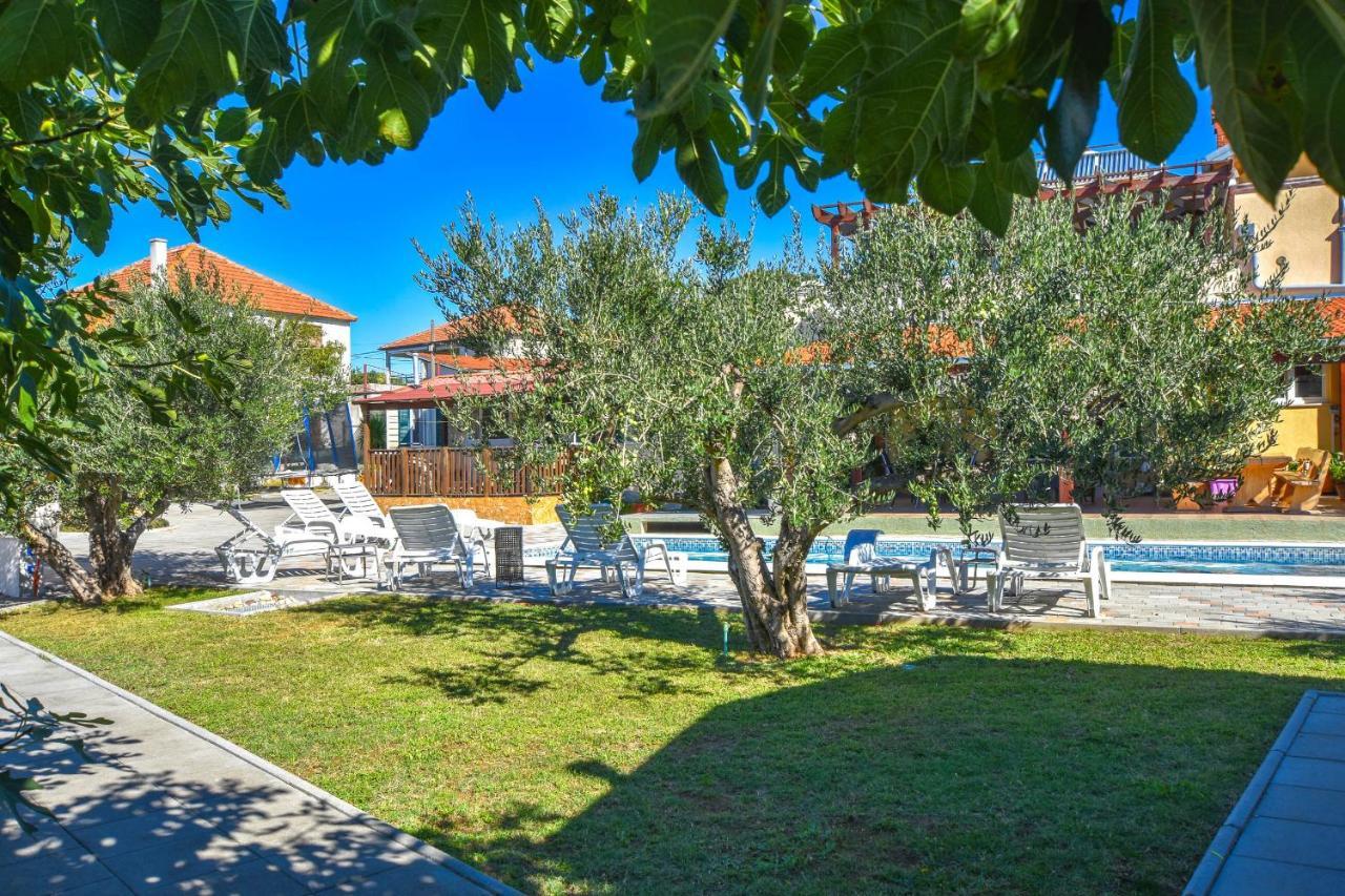 Apartments Flora Pakostane Bagian luar foto